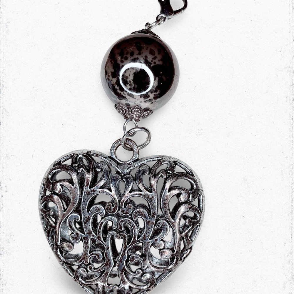 561. Large Silvertone Heart Pendant Necklace